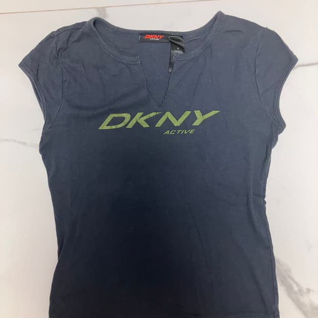 Y2K 2000 DKNY 캡슬리브 프론트 슬릿 블랙 슬림 베이비 티셔츠 