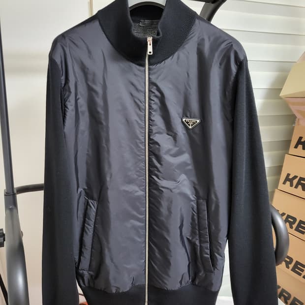 22SS 프라다 삼각로고 울/리나일론 집업 가디건