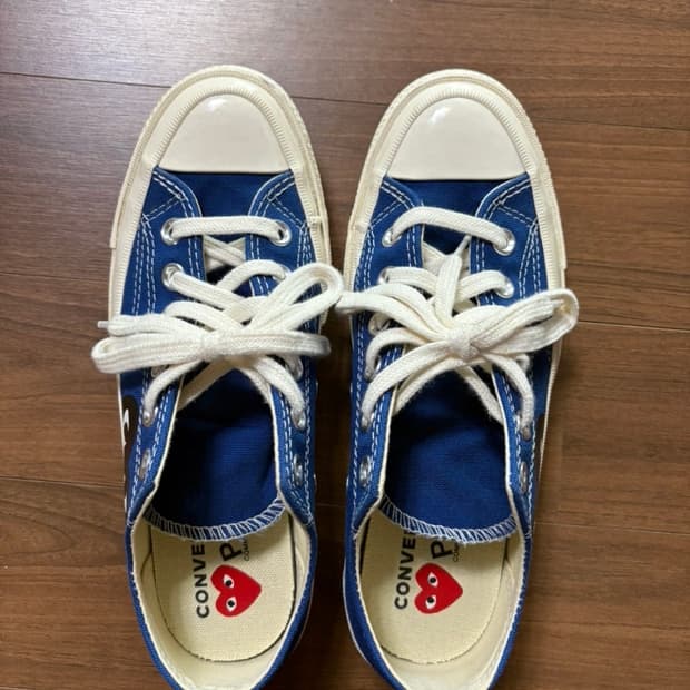 컨버스 x 플레이 꼼데가르송 척 70 로우 블루 쿼츠 240