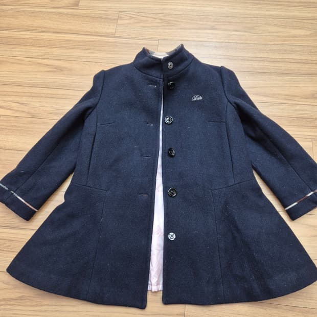 닥스 여아 코트 120사이즈 판매합니다. 모 88% 혼방이라 따뜻하고 고