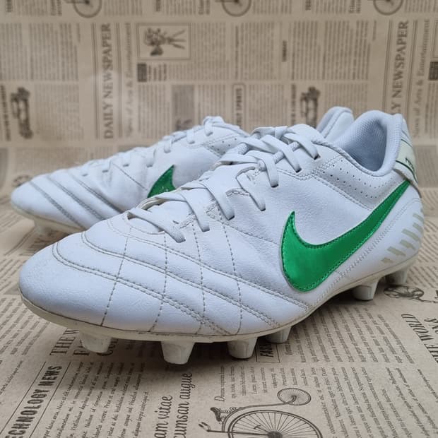 나이키 티엠포 내추럴 축구화275