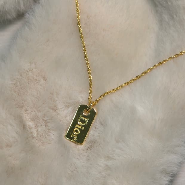 디올 골드톤 로고 플레이트 팬던트 목걸이(남녀공용)