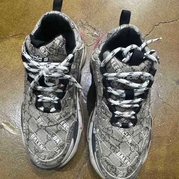 발렌시아가 구찌 트랙 스니커즈 로고 패턴