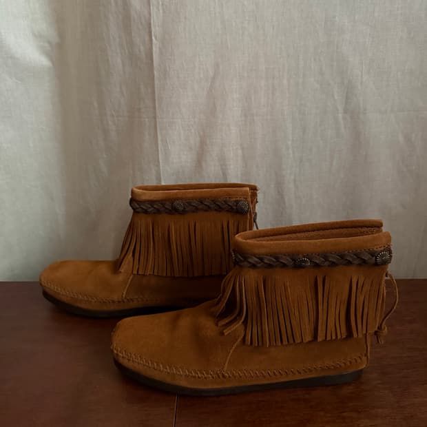 MINNETONKA   fringe suede boots