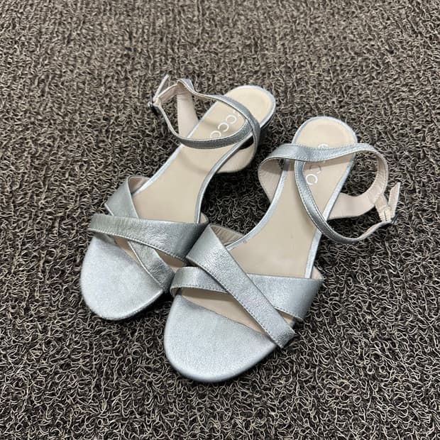 Ecco 에코 여성 샌들 실버 구두 힐 4cm 225사이즈