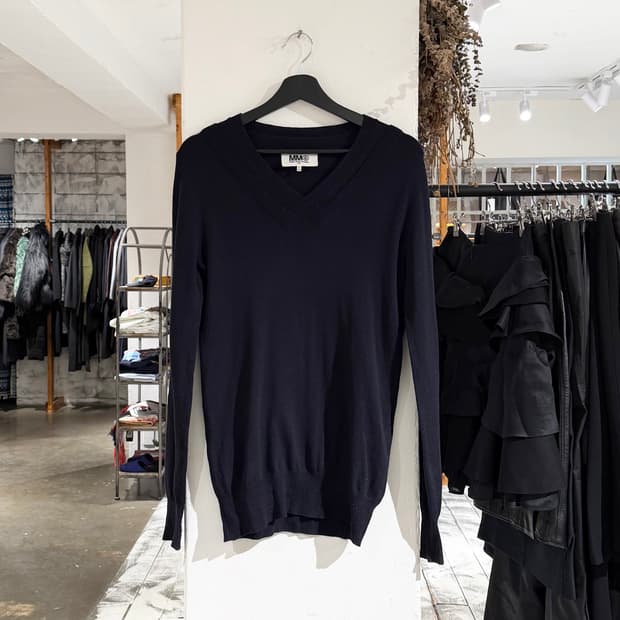 mm6 네이비 투 브이넥 스웨터
