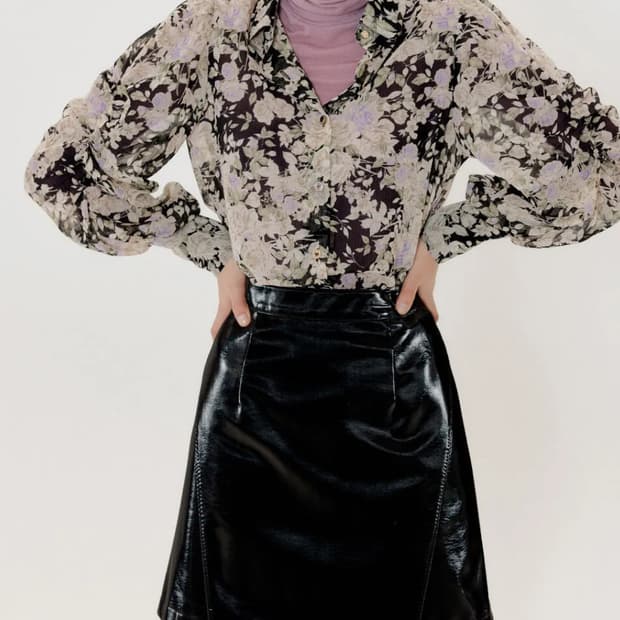 오앨 플라워 퍼프 셔링 블라우스 블랙