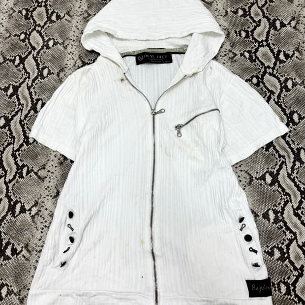 “Vintage” Minimal Mood Zipper Detail 1/2