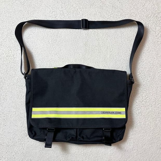 캘빈클라인진 세이프티 에센셜 메신저백 A1769