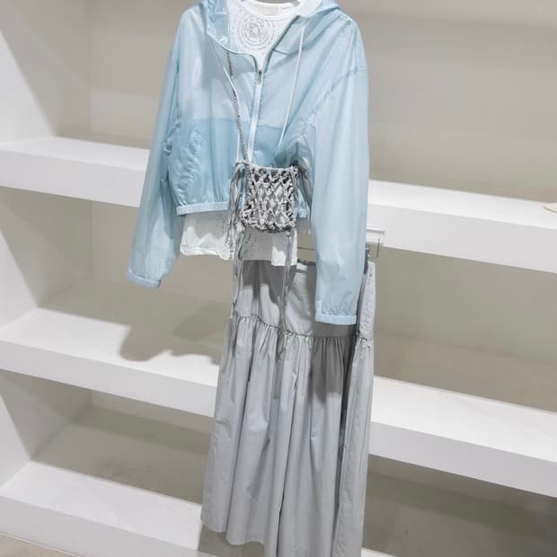 아모멘토 리버시블 셔링 크롭 후드 자켓 스카이블루