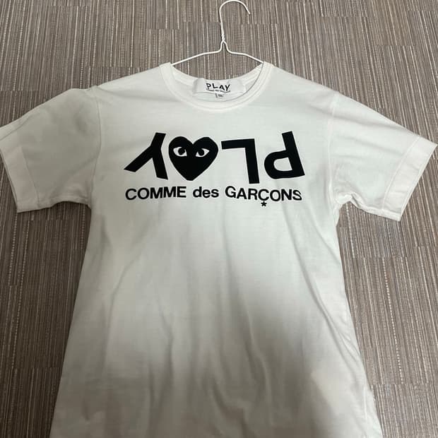 도쿄구매)플레이 꼼데가르송 프린트로고반팔 티셔츠 미스치프 코이세이오 폴로