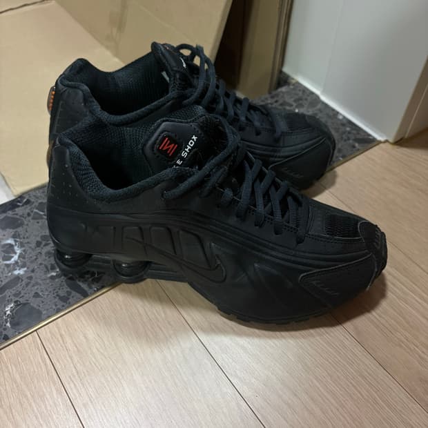 나이키 샥스 R4 블랙 240