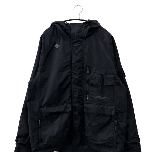 데상트 듀얼리스 후드 포켓 디테일 나일론 우븐 자켓 블랙 