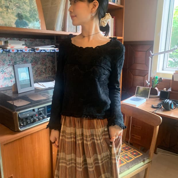 블랙 리프 러플 니트