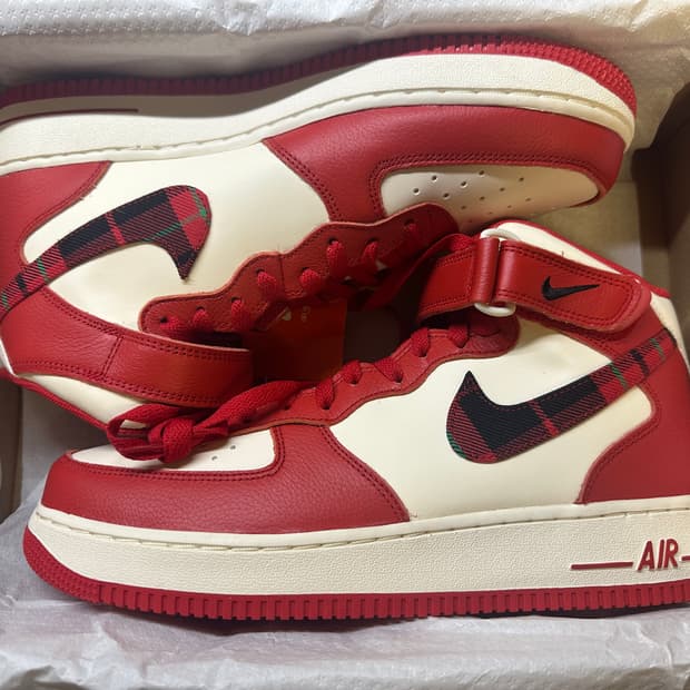 나이키 에어포스1 유니버시티 레드 앤 페일 아이보리 