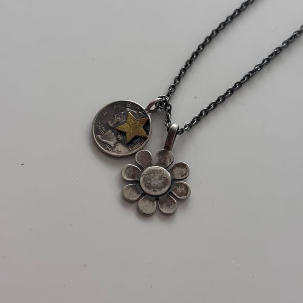 FLOWER COIN PENDANT 꽃 코인 펜던트