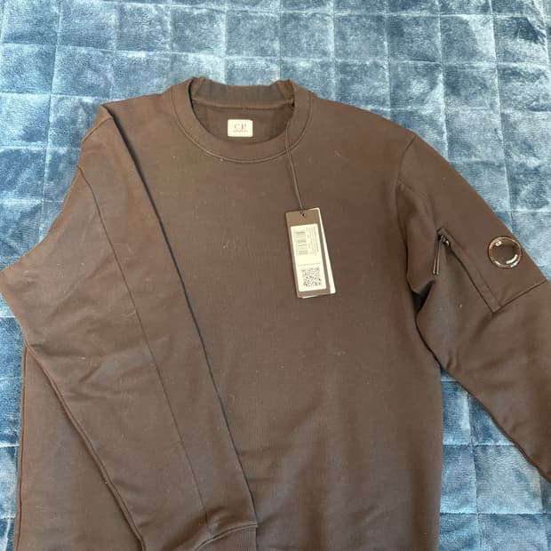 C.P. 컴퍼니 렌즈 와펜 스웨트셔츠 블랙 - 25FW