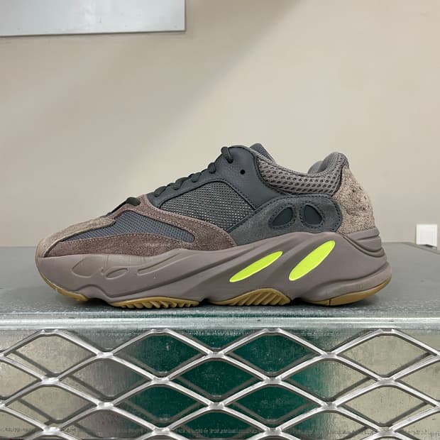 아디다스 이지 부스트 700 모브 270