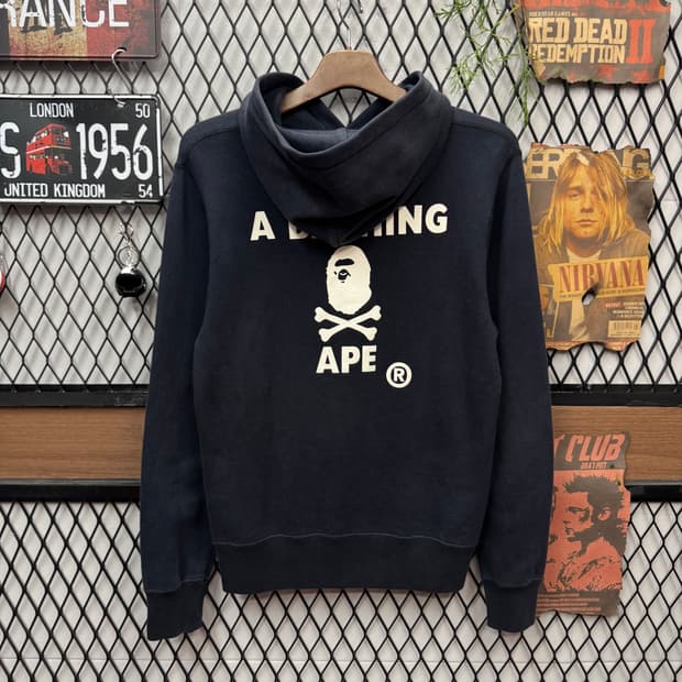 베이프 파이럿 스토어 후드티 후면 빅로고 포인트 네이비