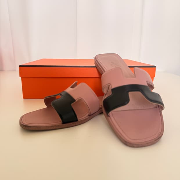 에르메스(Hermès)의 오란(Oran) 샌들