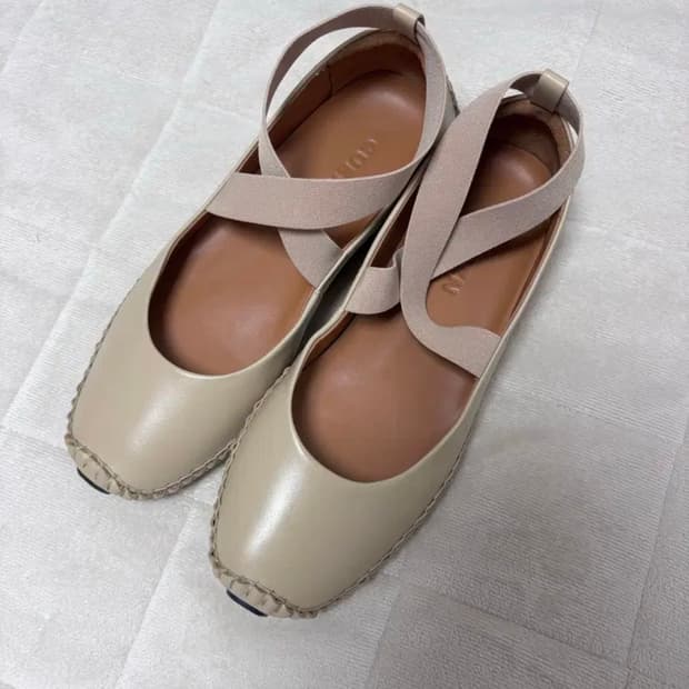 (새상품급) 쿠에른 발레리나 슈즈 240 베이지