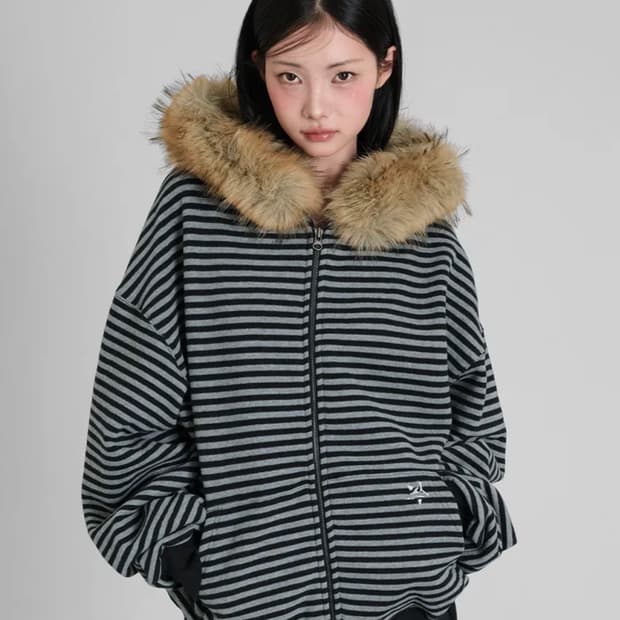 잇자바이브 퍼후드 STRIPE WINGS FUR HOODIE ZIP-UP