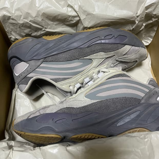 아디다스 이지부스트 700 v2 테프라 265