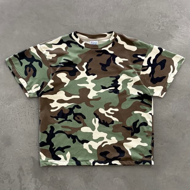 [M] Akimbo club chain peeker tee