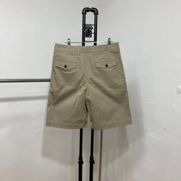 생로랑(Saint Laurent) 클래식 턱 디테일 미디 치노 반바지