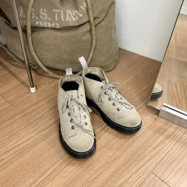 닥터마틴 스웨이드 베인즈 처카 스니커즈