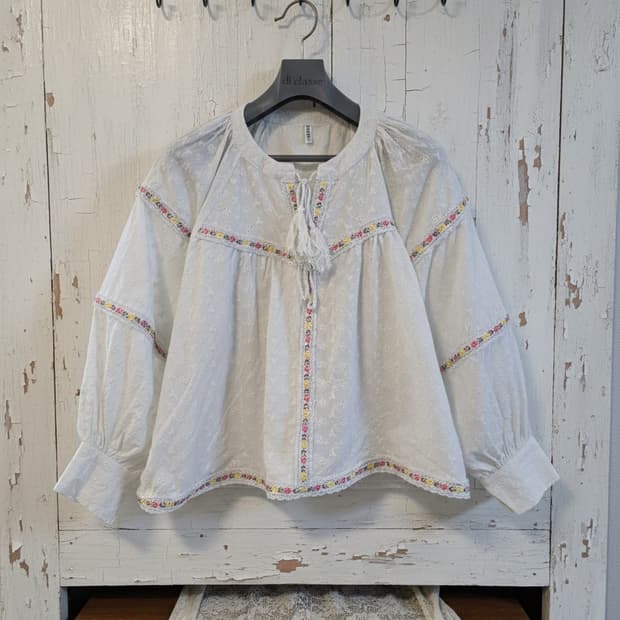 자수 장식 아이보리 로맨틱 블라우스 Free