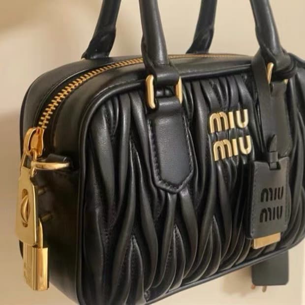 미우 미우 아르카디 마테라쎄 나파 레더 미니백 블랙