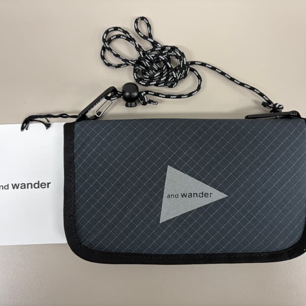 [무료배송]앤드원더 립 파우치 챠콜 신품 사코슈 크로스백
