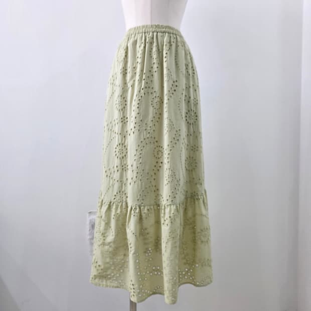 GU 라이트그린 자수 펀칭 티어드 스커트