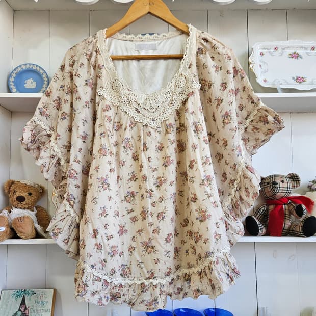 케이프플라워 프릴 망또형블라우스