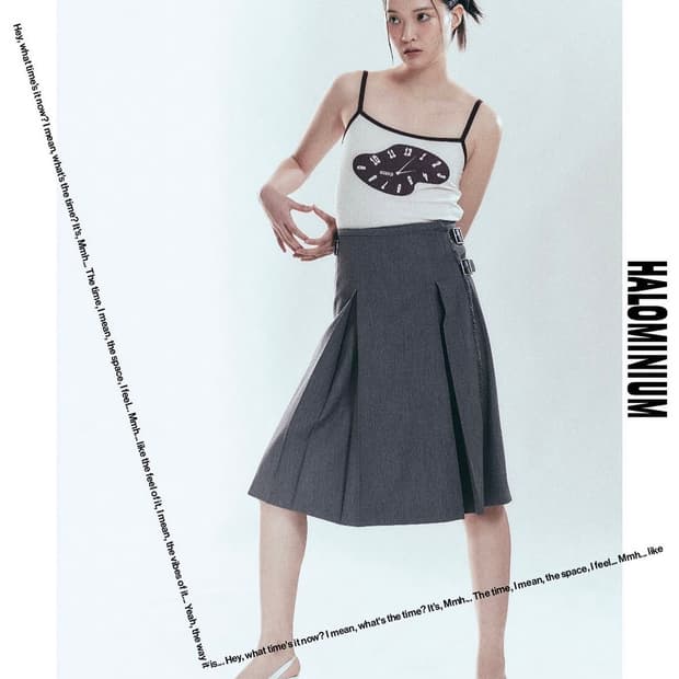 할로미늄 미디 플리츠 랩 스커트
