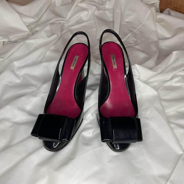 미우미우 페이턴트 레더 슬링백 힐 (블랙)