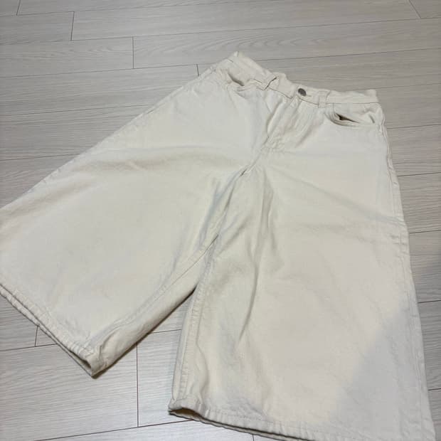 COS 코스 롱 쇼츠 반바지 에크루 색상 25