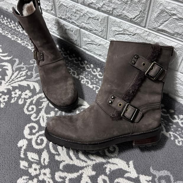 어그 버클 스트랩 스웨이드 부츠
