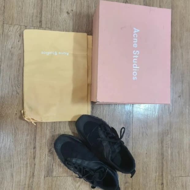 아크네 스니커즈 42 