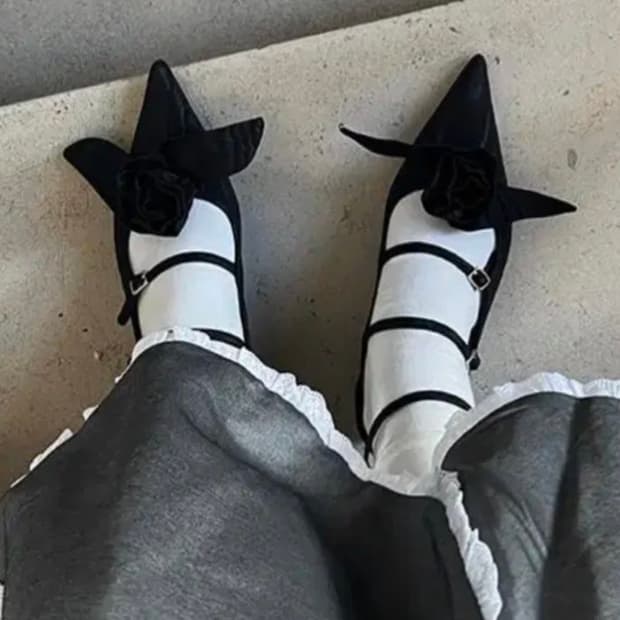 프레클 모아레 코사지 스트랩 펌프스구두