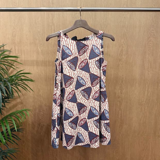 막스앤코 슬리브리스 미디 원피스 기하학 패턴 리본 디테일 멀티컬러