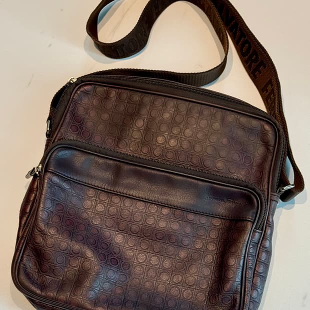 페라가모 남성 크로스백 다크 브라운