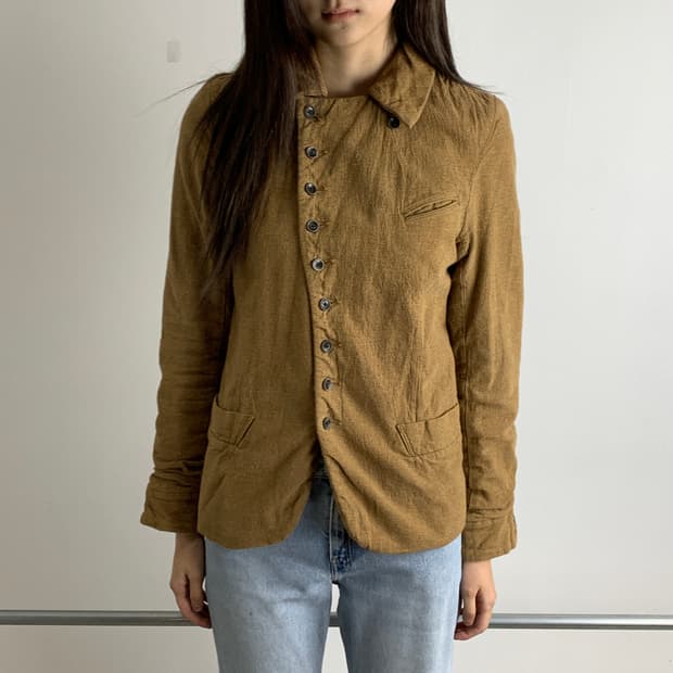 캐피탈 비대칭 버튼 자켓