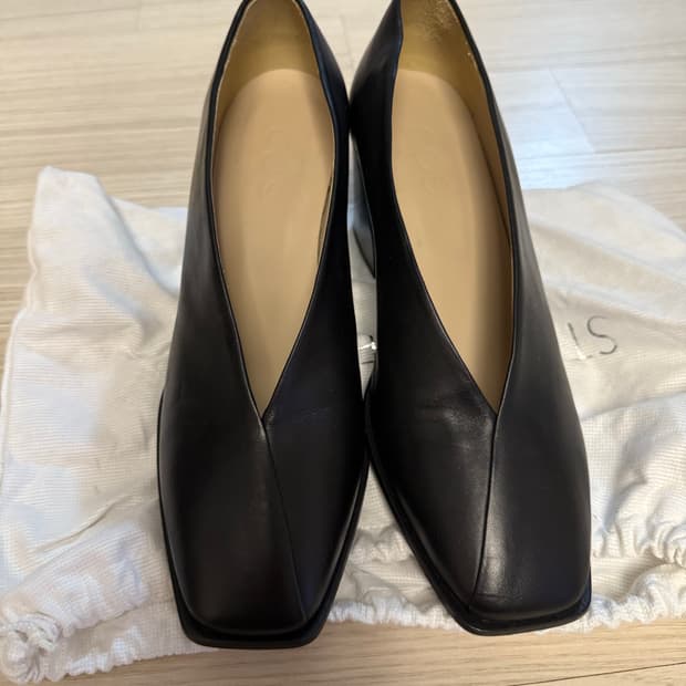 COS 스퀘어토 블랙펌프스