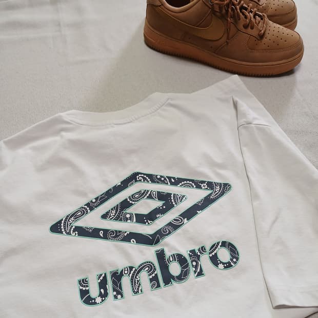 UMBRO 엄브로 백로고 페이즐리 반팔티셔츠