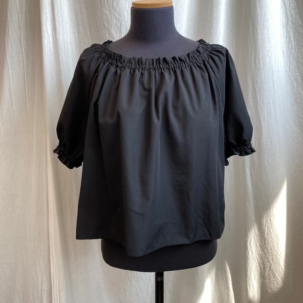 블랙 백슬릿 오프숄더블라우스(F)