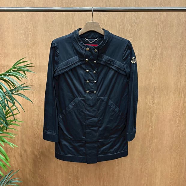 몽클레어 스탠드 칼라 체인 디테일 금장 로고 패치 디테일 블랙