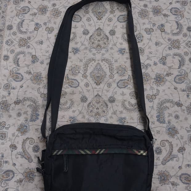 빈폴 블랙 크로스백