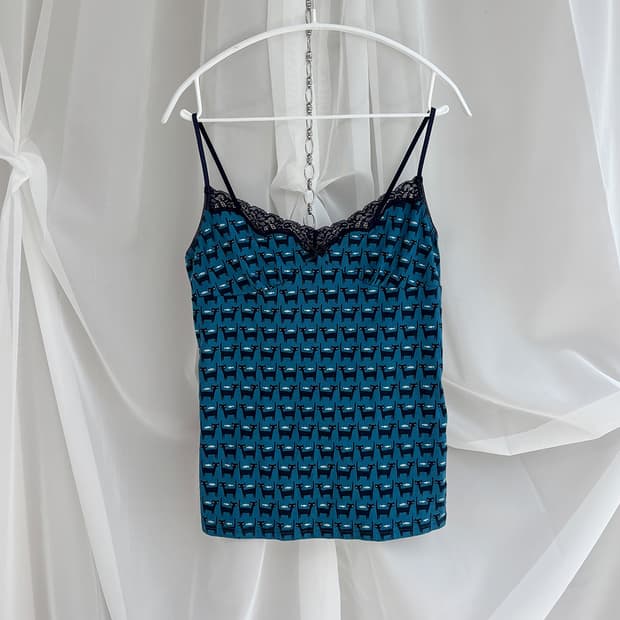 UNIQLO neko fish pattern lace sleeveless